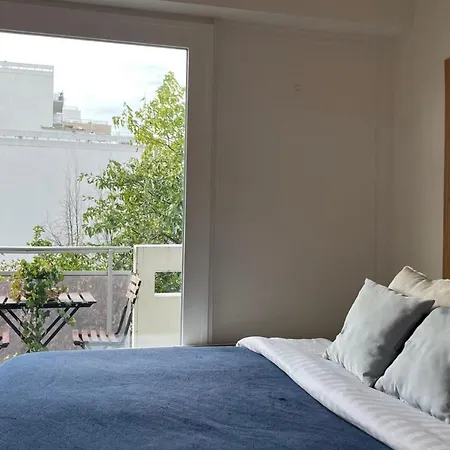 Small Nest With View Of The Eiffel Tower شقة